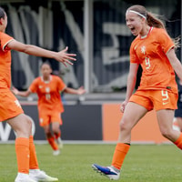 Isa Gussinklo viert een van haar drie treffers
