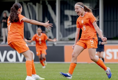 Isa Gussinklo viert een van haar drie treffers