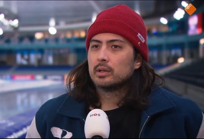 Kai Verbij voor de camera van de NOS