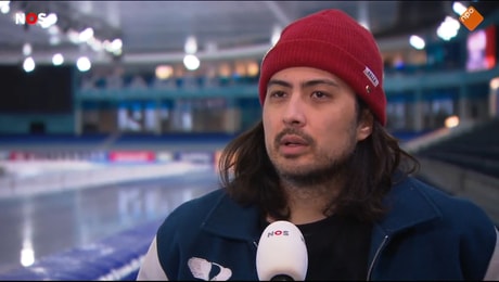 Kai Verbij voor de camera van de NOS