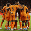 Het Nederlands elftal viert een doelpunt
