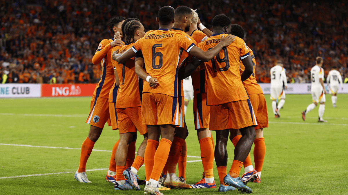 Het Nederlands elftal viert een doelpunt