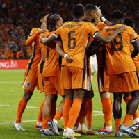 Het Nederlands elftal viert een doelpunt