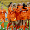 Oranje O17 (v) verslaat Israël met 6-0 in de EK-kwalificatie en neemt de leiding over van Frankrijk.