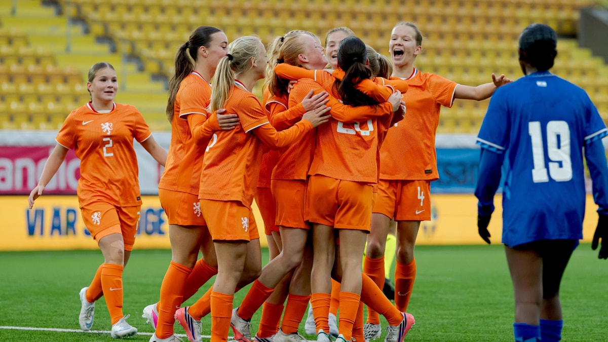 Oranje O17 (v) verslaat Israël met 6-0 in de EK-kwalificatie en neemt de leiding over van Frankrijk.