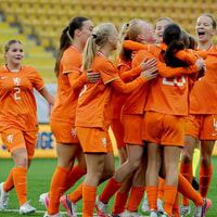 Oranje O17 (v) verslaat Israël met 6-0 in de EK-kwalificatie en neemt de leiding over van Frankrijk.