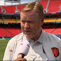 Ronald Koeman voor de camera van de NOS