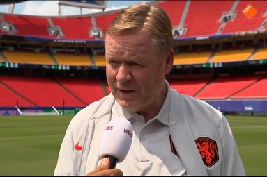 Ronald Koeman voor de camera van de NOS