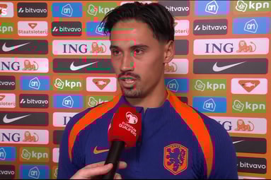 Tijjani Reijnders voor de camera van de NOS