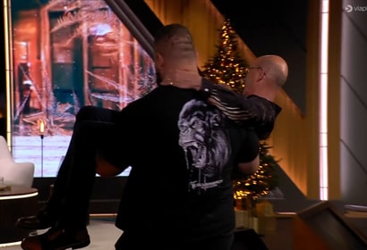 Opvallend moment in darts-uitzending Viaplay