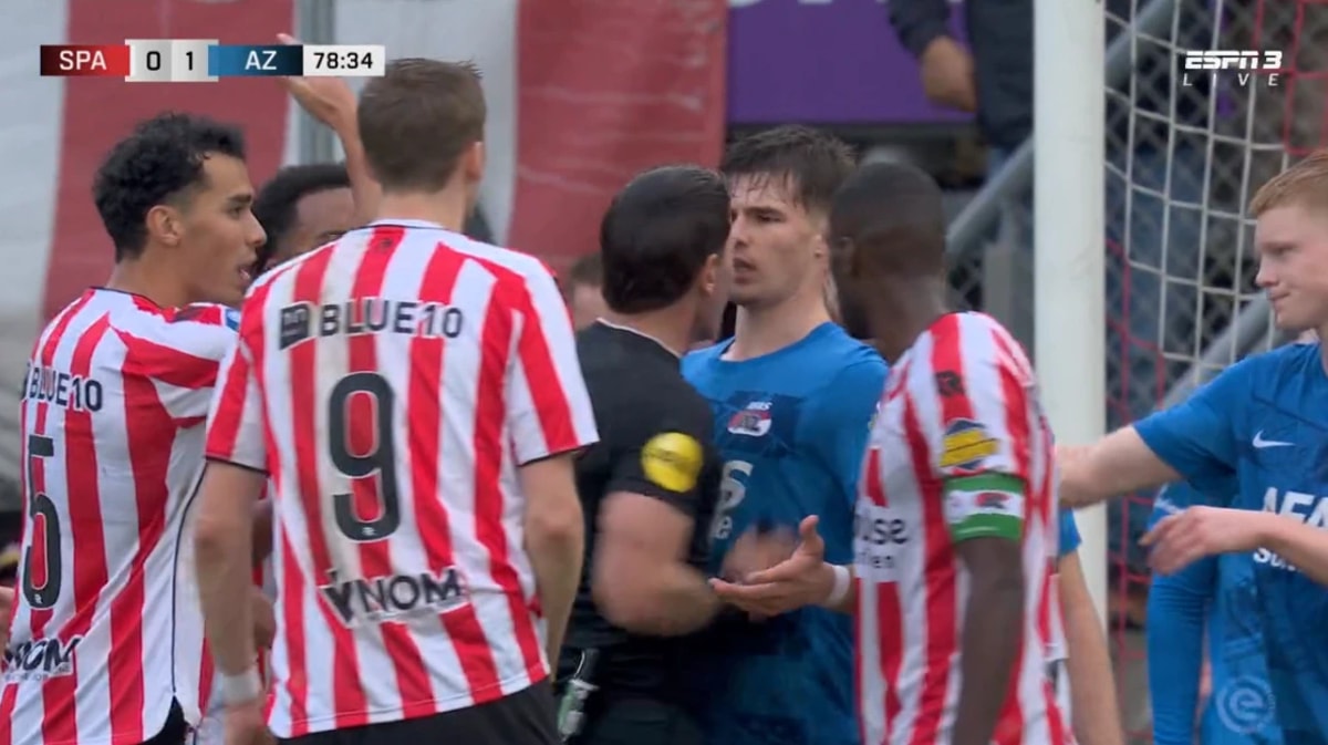 Danny Makkelie is helemaal klaar met Wouter Goes en deelt een flinke duw uit