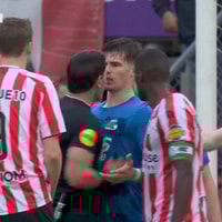 Danny Makkelie is helemaal klaar met Wouter Goes en deelt een flinke duw uit