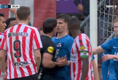 Danny Makkelie is helemaal klaar met Wouter Goes en deelt een flinke duw uit