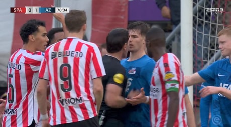 Danny Makkelie is helemaal klaar met Wouter Goes en deelt een flinke duw uit