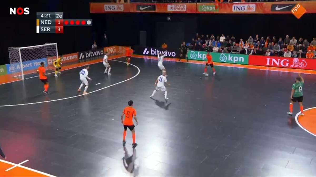 Oranje knokt zich in Den Bosch terug van 0-3 tegen Servië en pakt dankzij twee late treffers alsnog een punt in de WK-kwalificatie zaalvoetbal.