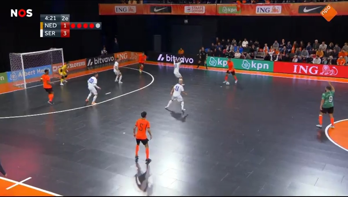 Oranje knokt zich in Den Bosch terug van 0-3 tegen Servië en pakt dankzij twee late treffers alsnog een punt in de WK-kwalificatie zaalvoetbal.