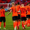 Het Nederlands elftal viert een doelpunt