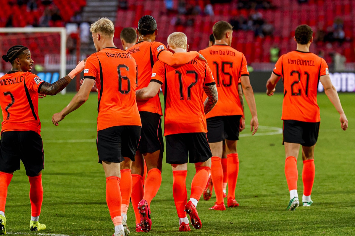 Het Nederlands elftal viert een doelpunt