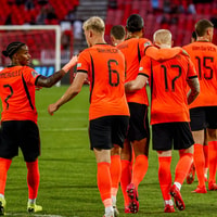 Het Nederlands elftal viert een doelpunt