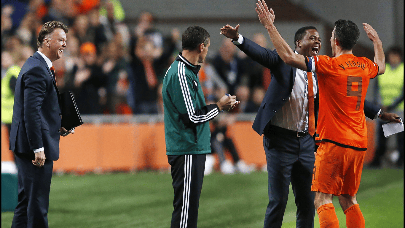 Robin van Persie viert met Patrick Kluivert zijn 40e goal voor het Nederlands elftal