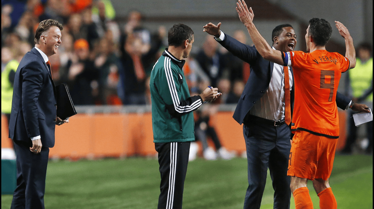 Robin van Persie viert met Patrick Kluivert zijn 40e goal voor het Nederlands elftal