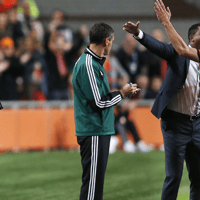 Robin van Persie viert met Patrick Kluivert zijn 40e goal voor het Nederlands elftal