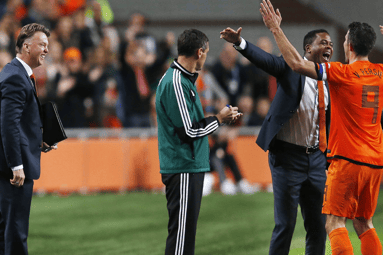 Robin van Persie viert met Patrick Kluivert zijn 40e goal voor het Nederlands elftal