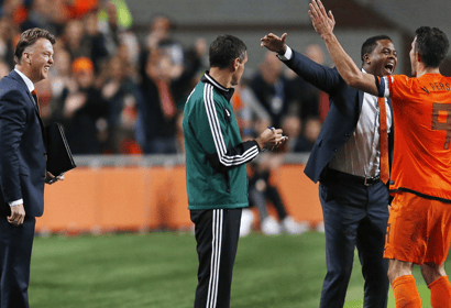 Robin van Persie viert met Patrick Kluivert zijn 40e goal voor het Nederlands elftal