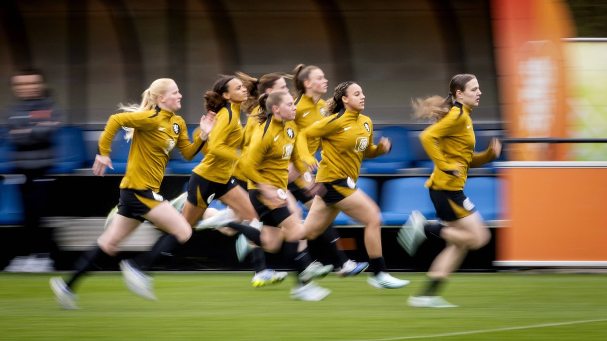 De Oranje Leeuwinnen tijdens de training 