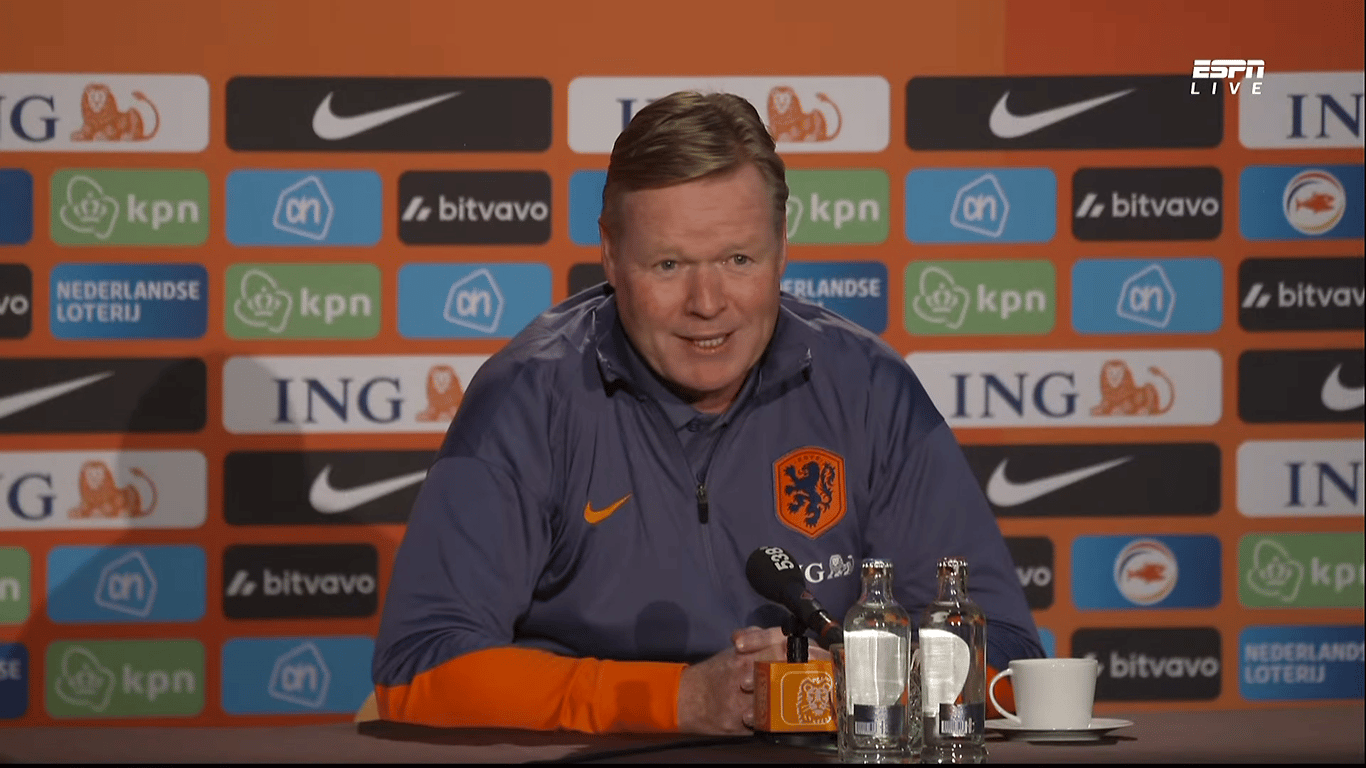 Bondscoach Ronald Koeman tijdens de persconferentie van Oranje