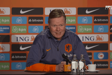 Bondscoach Ronald Koeman tijdens de persconferentie van Oranje