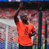 Brian Brobbey viert een doelpunt
