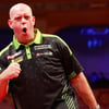 Michael van Gerwen tijdens een toernooi in Amsterdam, waar hij zijn dochtertje weer zag