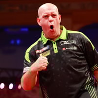 Michael van Gerwen tijdens een toernooi in Amsterdam, waar hij zijn dochtertje weer zag