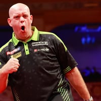Michael van Gerwen tijdens een toernooi in Amsterdam, waar hij zijn dochtertje weer zag