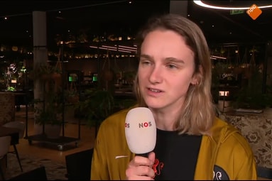 Vivianne Miedema voor de camera van de NOS
