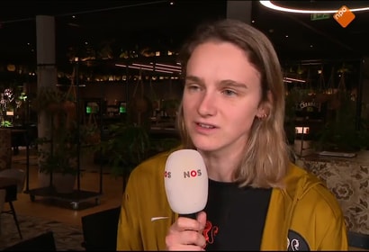 Vivianne Miedema voor de camera van de NOS