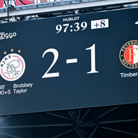 Ajax won De Klassieker door goals van Brian Brobbey en Kenneth Taylor