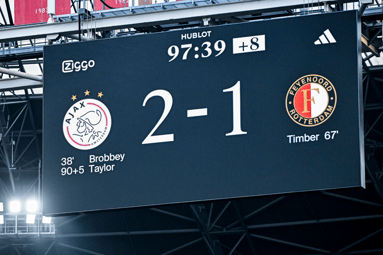 Ajax won De Klassieker door goals van Brian Brobbey en Kenneth Taylor