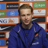 Frenkie de Jong tijdens een persconferentie van het Nederlands elftal