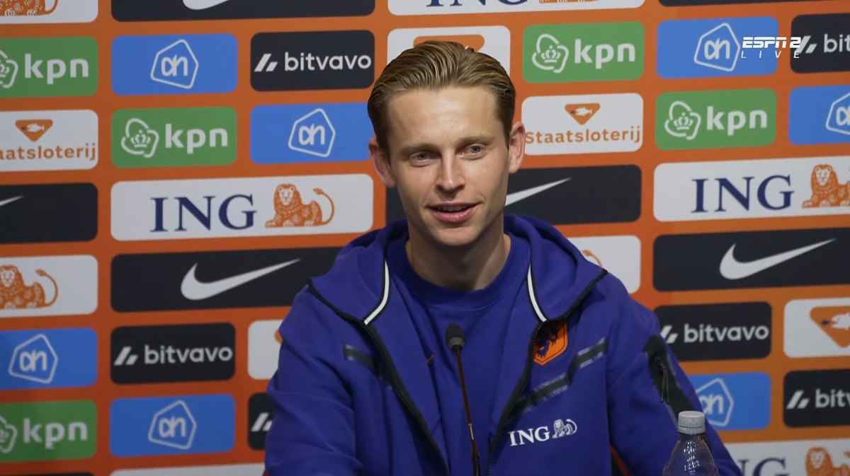 Frenkie de Jong tijdens een persconferentie van het Nederlands elftal