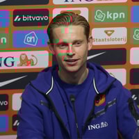 Frenkie de Jong tijdens een persconferentie van het Nederlands elftal