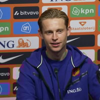 Frenkie de Jong tijdens een persconferentie van het Nederlands elftal