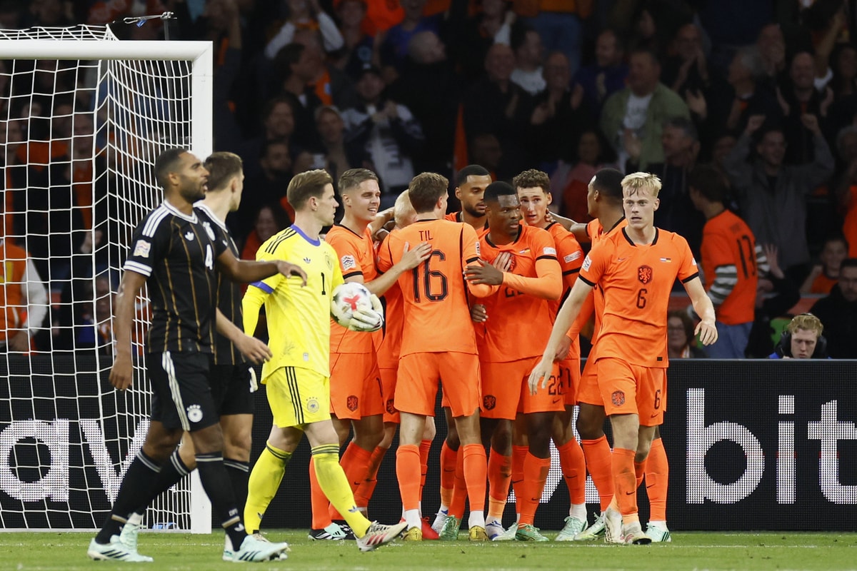 Nederlands elftal viert een doelpunt