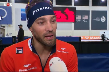 Kjeld Nuis voor de camera van de NOS