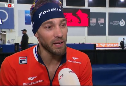 Kjeld Nuis voor de camera van de NOS