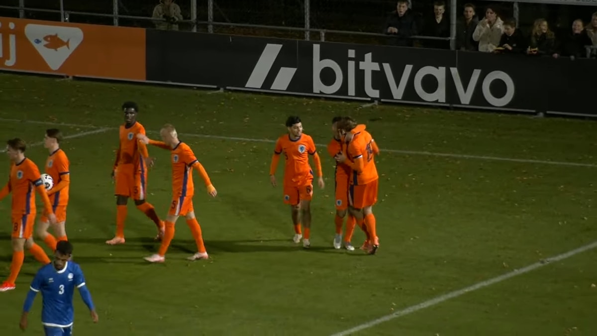 Oranje O19 viert een doelpunt