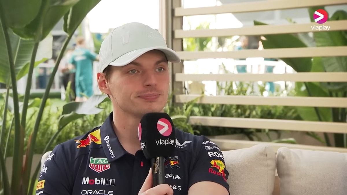 Max Verstappen voor de camera van Viaplay
