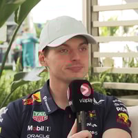 Max Verstappen voor de camera van Viaplay