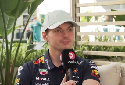 Max Verstappen voor de camera van Viaplay